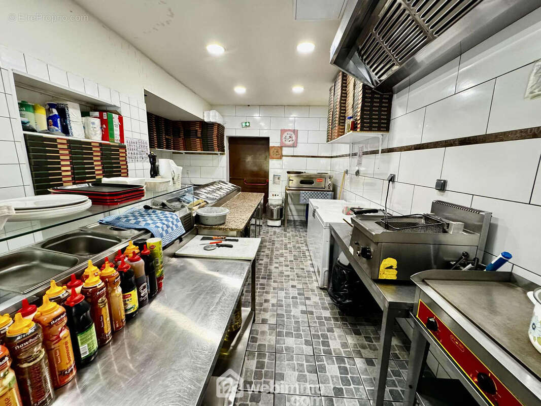 Une cuisine professionnelle entièrement équipée, prête à soutenir votre activité dès le premier jour. - Commerce à SAINT-QUENTIN
