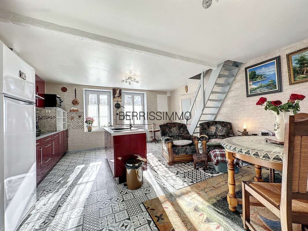 Maison à Pruniers, la pièce à vivre - Maison à PRUNIERS