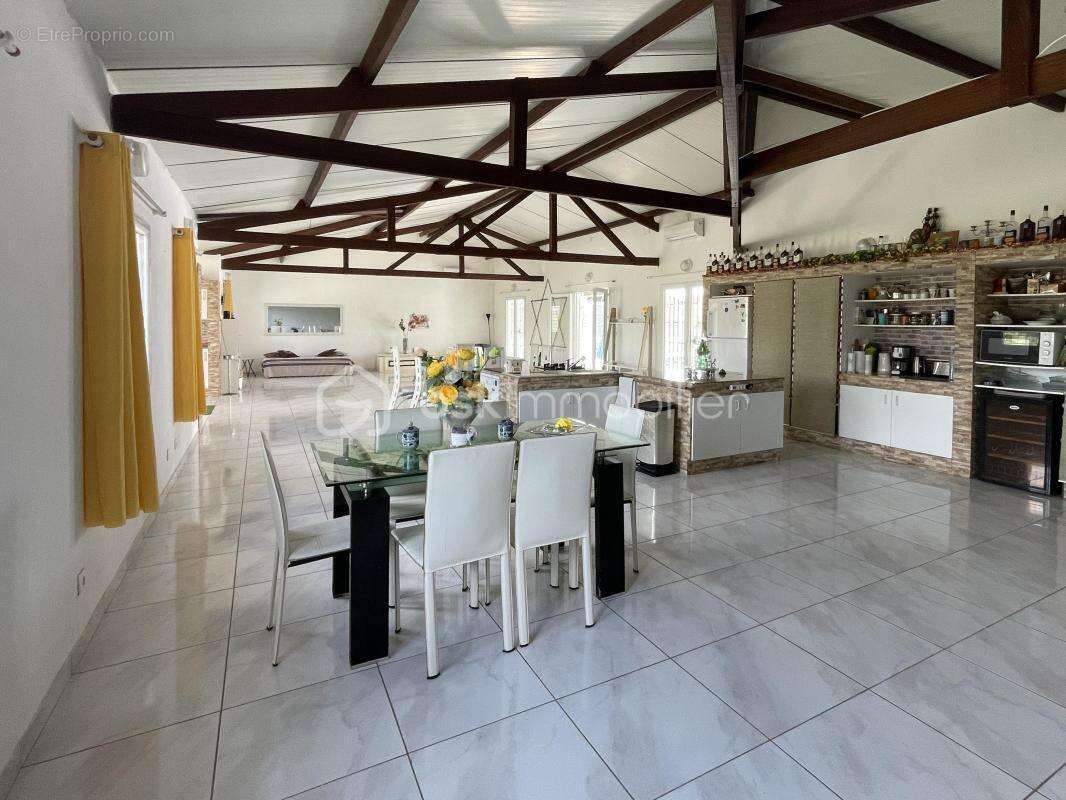 97310 – kourou – propriété d’exception sur 2,6 hectares – maison 5 pièces – piscine – suite parentale – 3 chambres de 21 m² avec - photo 4
