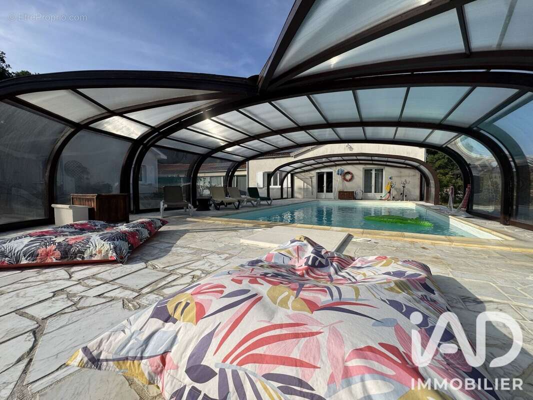 Maison 377 m² à Grezac  - photo 9