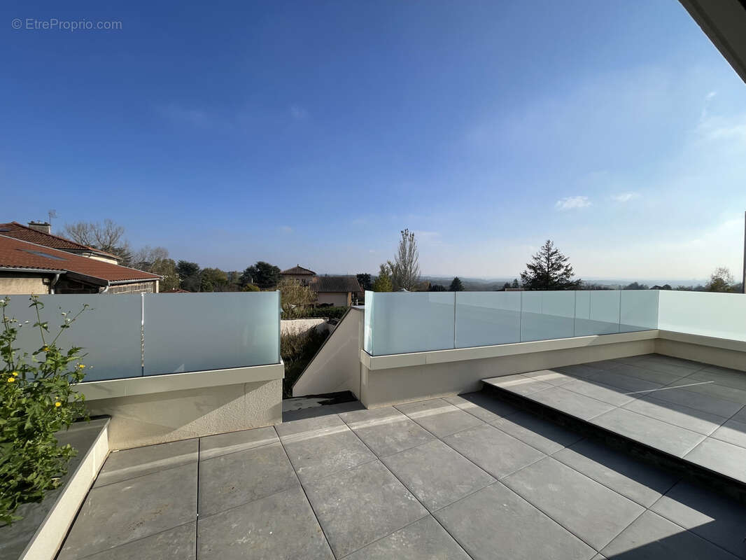 Appartement à LA TOUR-DE-SALVAGNY