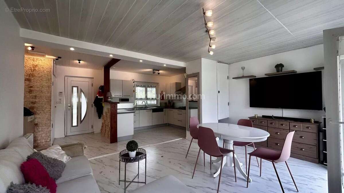 Maison à SAINT-VICTOR-DE-MORESTEL