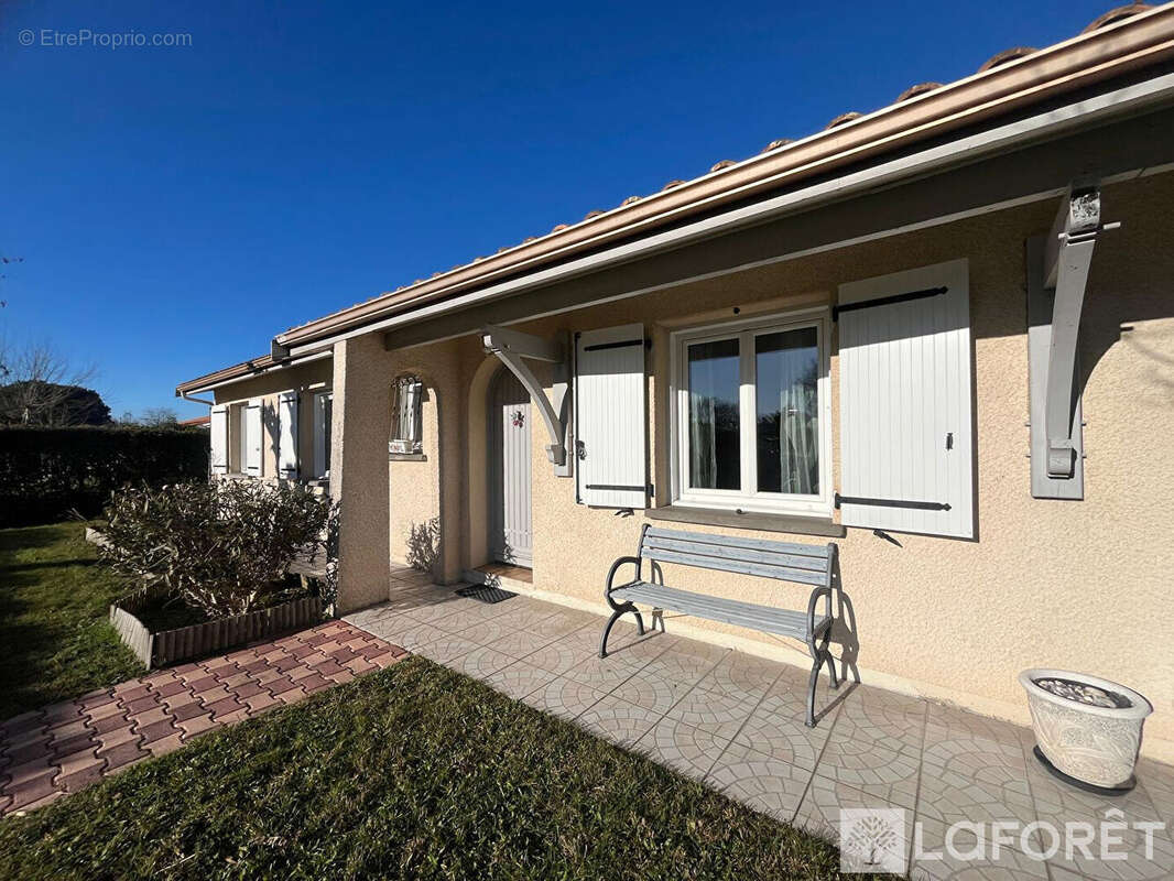 Maison Ambares Et Lagrave - 108m² -  3 chambres + garage - photo 2