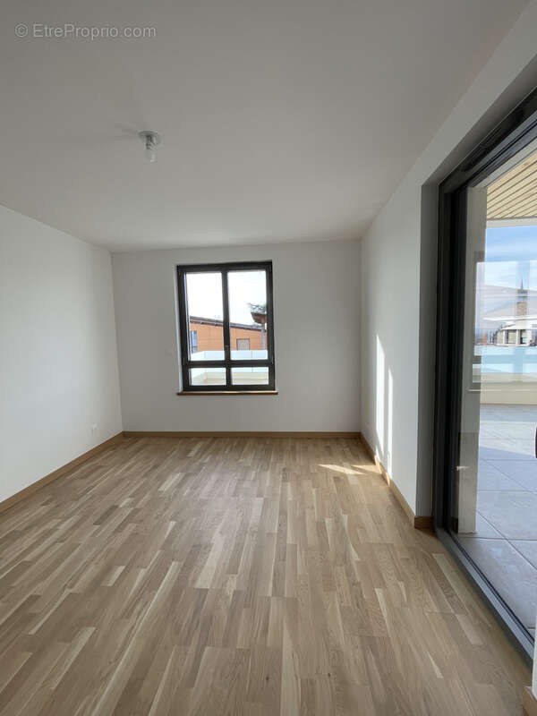 Appartement à LA TOUR-DE-SALVAGNY