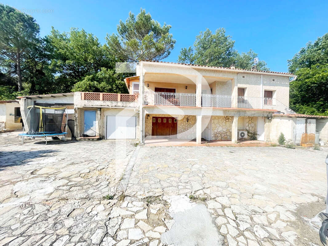Maison à LE PUY-SAINTE-REPARADE