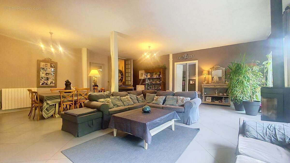 Maison de ville de 312 m² au cur de Roquefort avec jardin, piscine et garage - photo 6