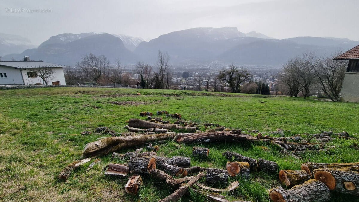 Terrain à THYEZ