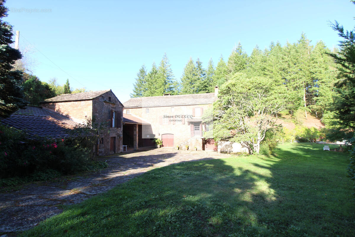 Propriété de 226 m2 avec piscine, dépendances et grand terrain arboré - photo 2