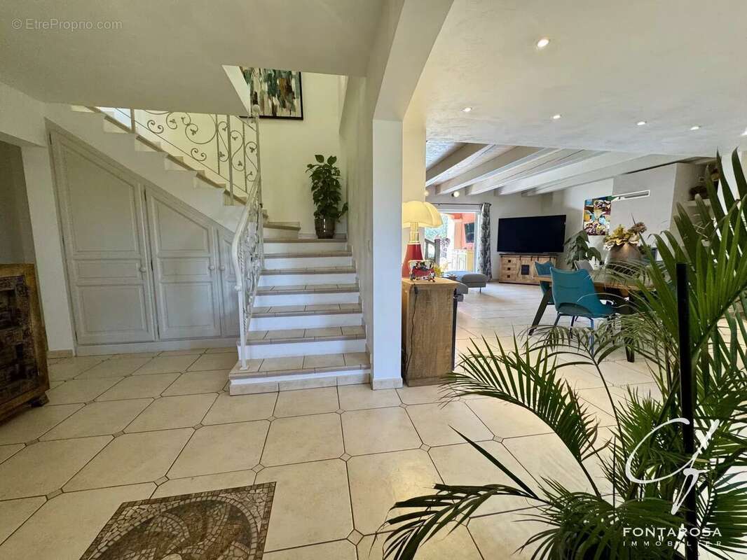 Maison à PUGET-SUR-ARGENS