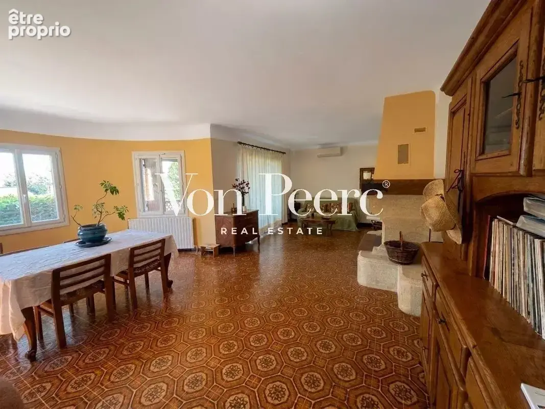 Eyguières — maison de 230 m² au calme, commerces à pied et fort potentiel - photo 2
