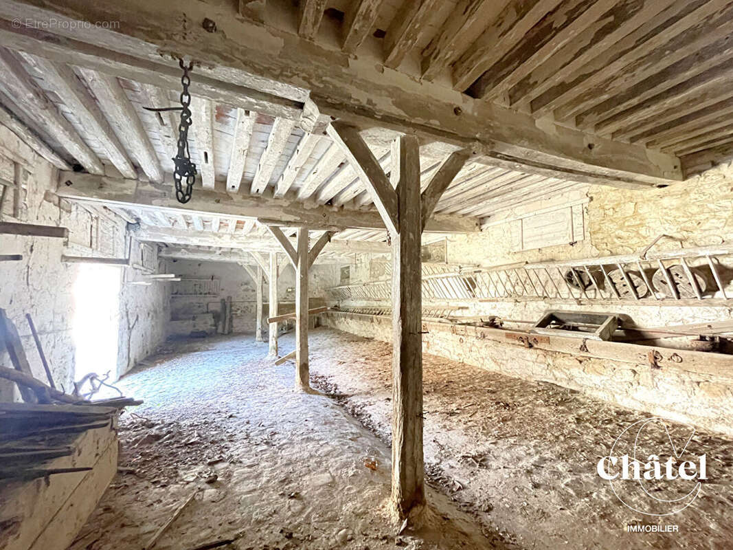 Proche Nanteuil le Haudouin - Grange à aménager - photo 2