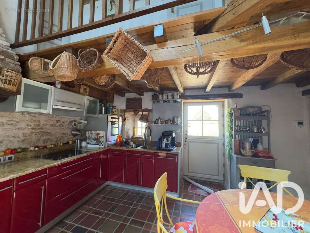 Maison 250 m² à Vanzay  - photo 3