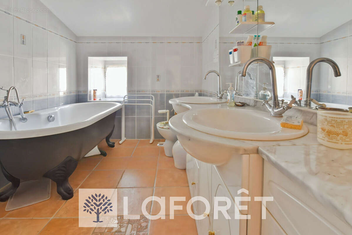 Maison à SAINT-GENIS-DE-SAINTONGE