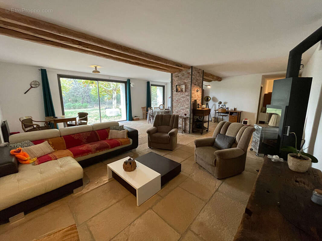 VILLECROZE, vaste bâtisse de 790 m² avec dépendances, garage et piscine - photo 6