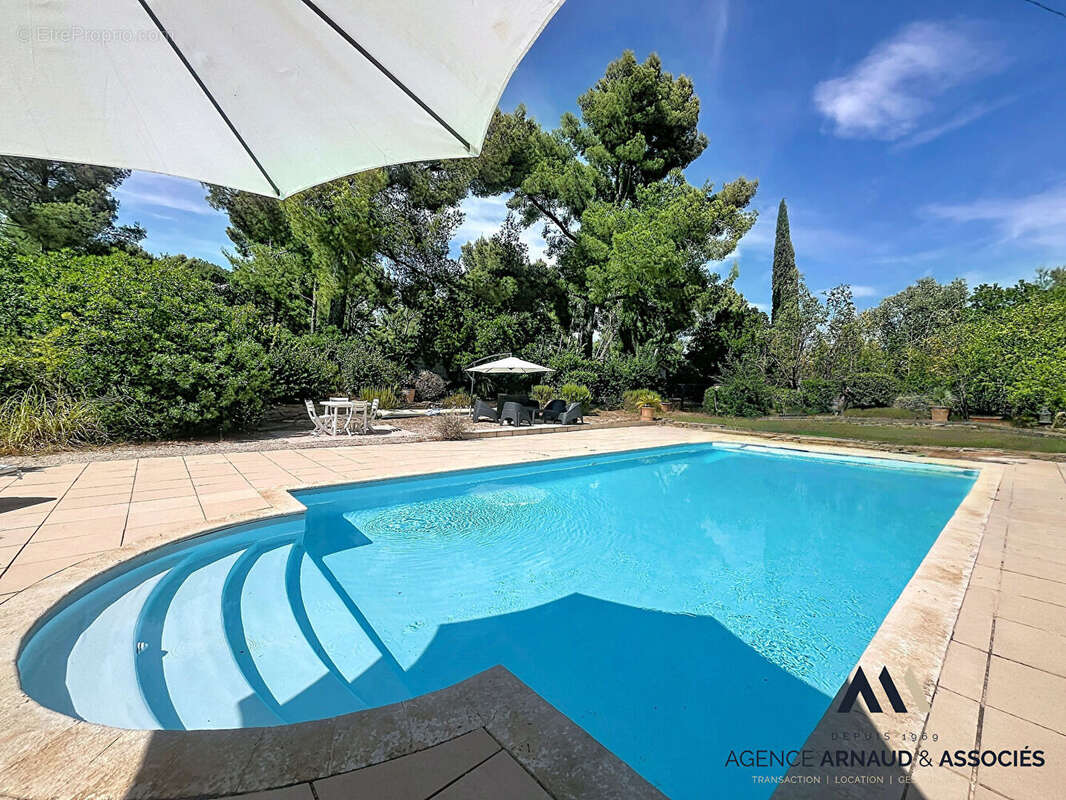 Belle propriété familiale avec piscine sur vaste terrain arboré - photo 18