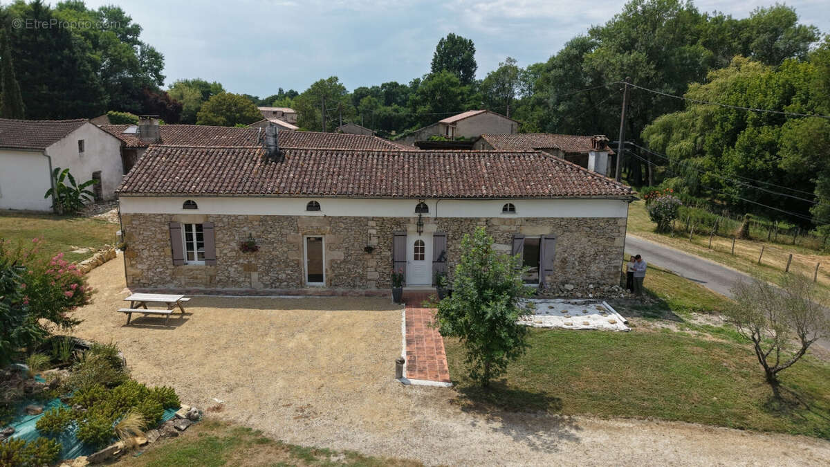 Maison en pierre de caractère avec gîte - photo 12