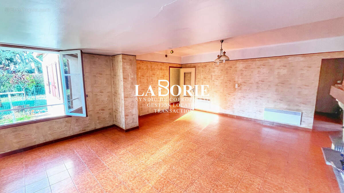Maison 110 m² à Entraigues-Sur-La-Sorgue  - photo 6