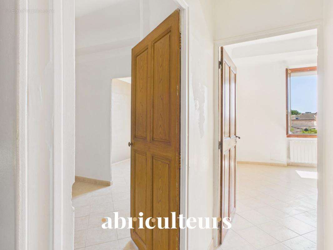 Maison de village avec jardin, garage, cave et grenier aménageable à Saint-Cannat - photo 6