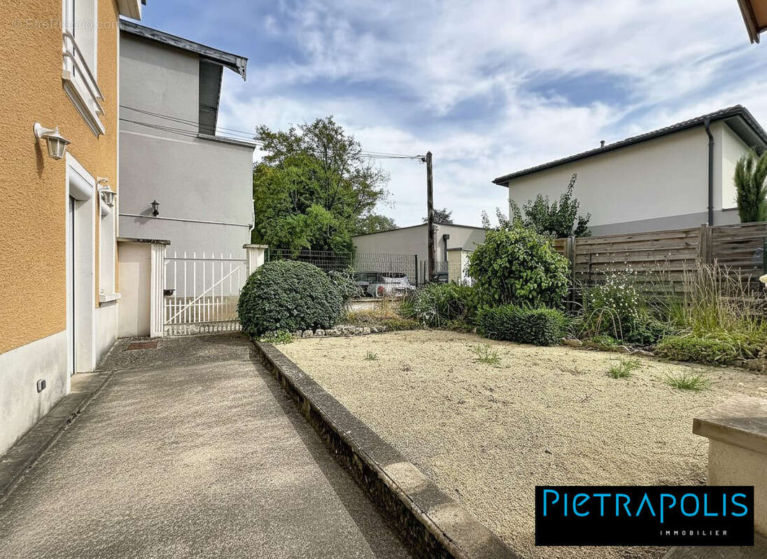 Maison 137 m² à Charbonnieres-Les-Bains  - photo 2
