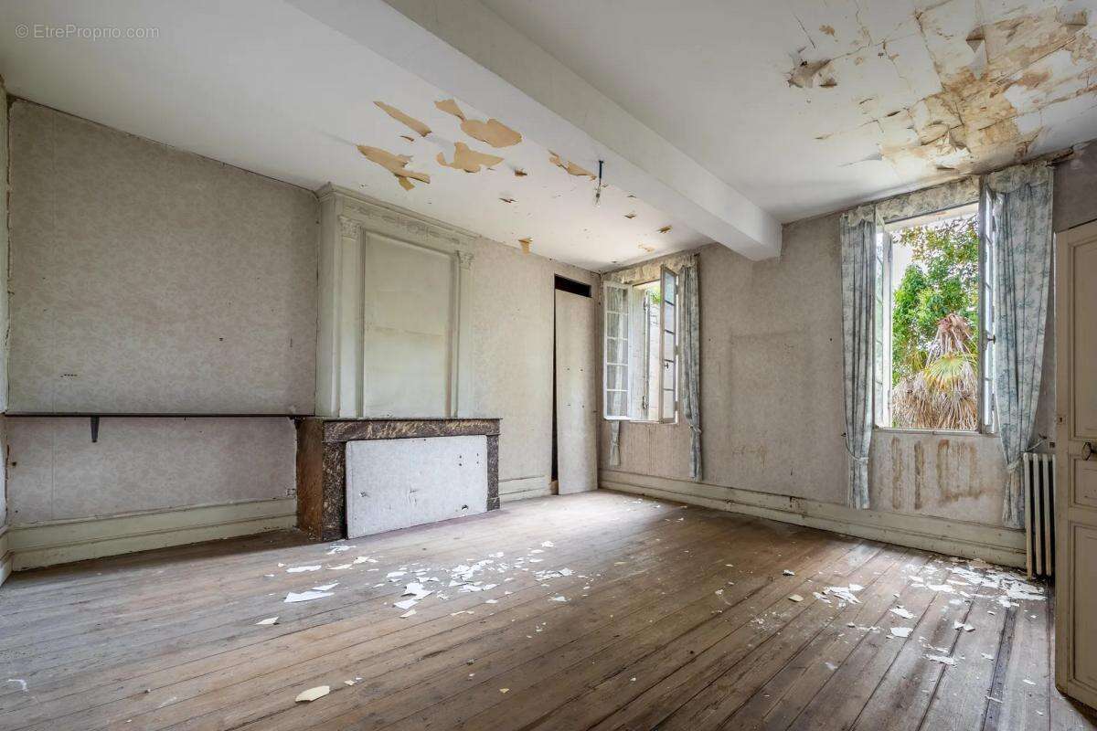 Maison à SAINT-MEDARD-DE-GUIZIERES