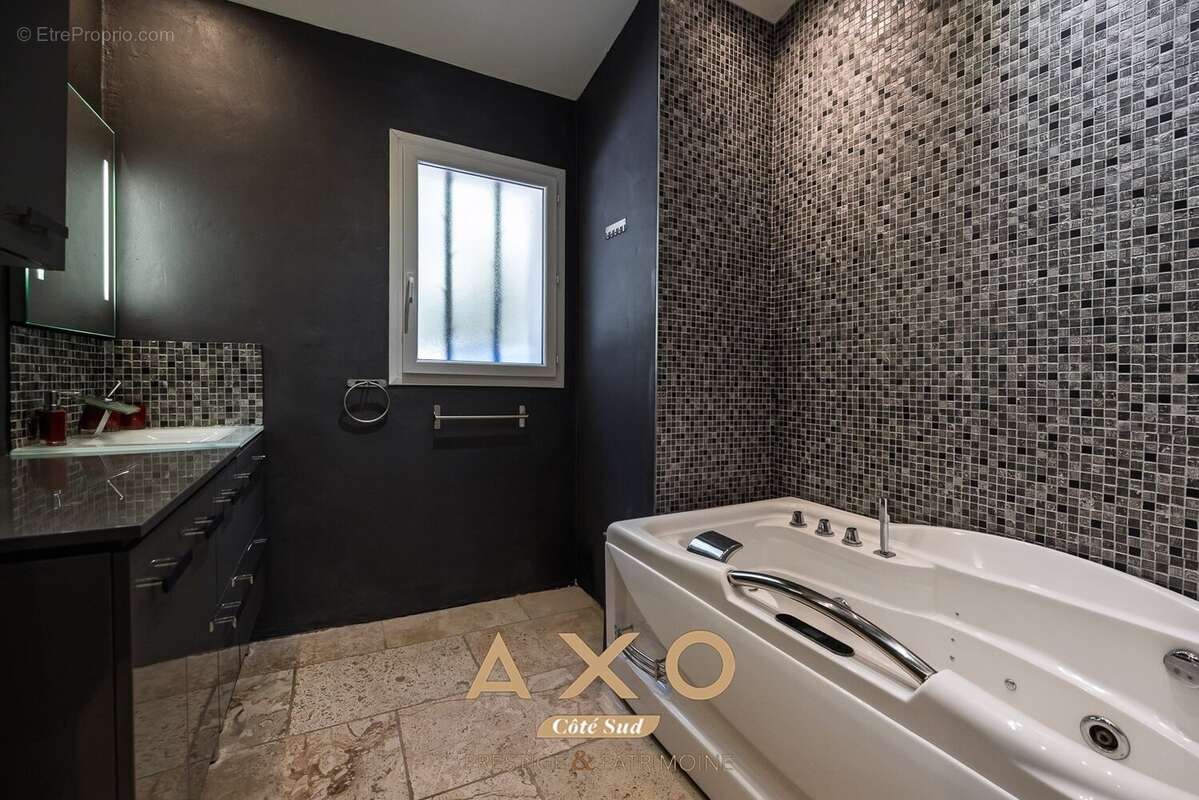 Jouques  villa t8 de plain-pied  studio indépendant  piscine  jacuzzi  3 garages  990 000  - photo 16