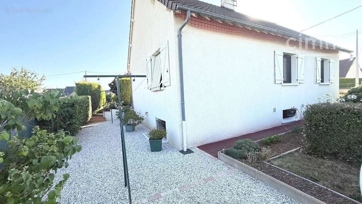 Maison à LA CHAPELLE-VENDOMOISE