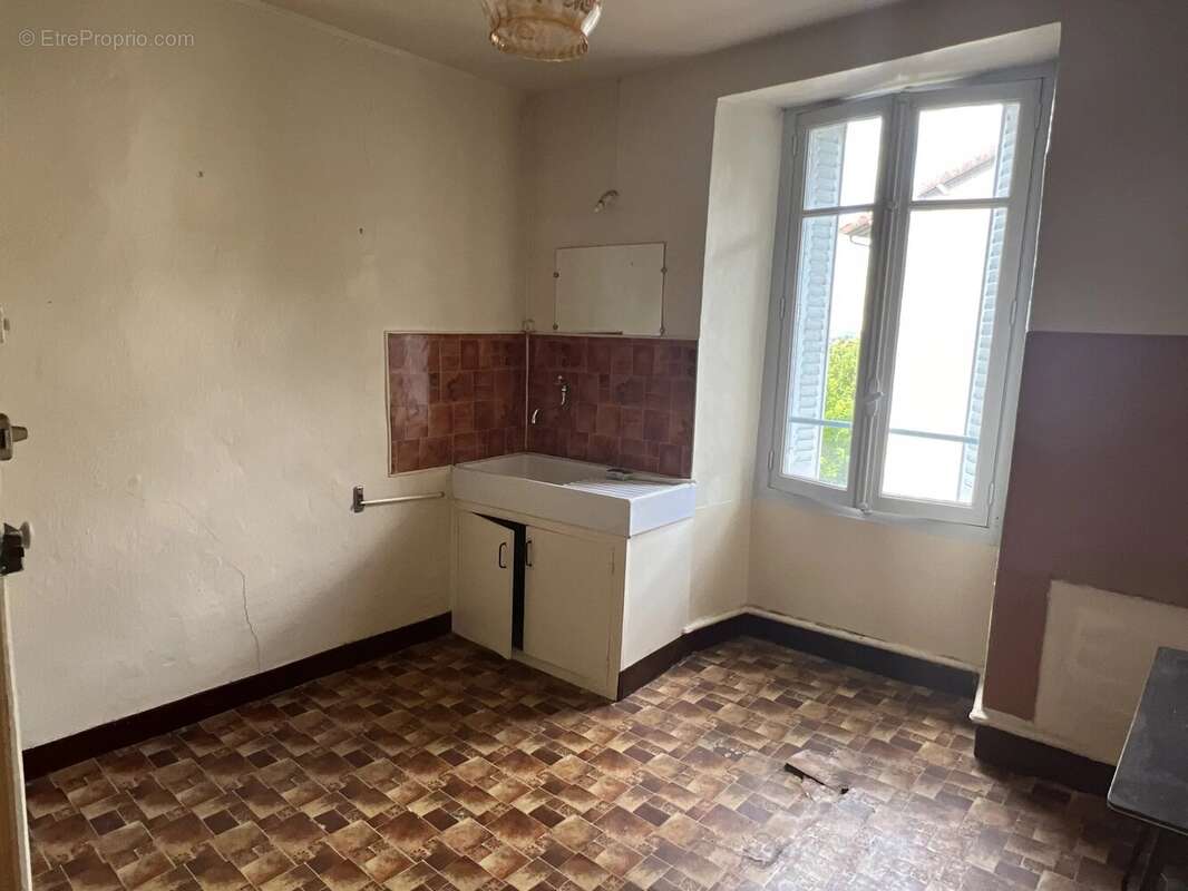 Grande maison de centre ville avec un grand potentiel de développement - photo 6