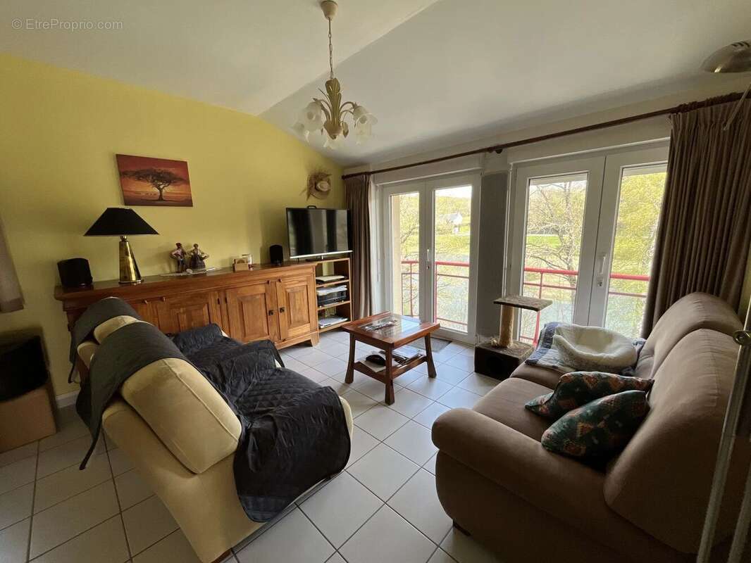 Appartement à SALLES-CURAN