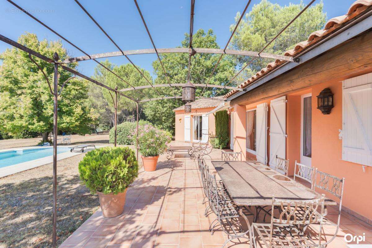 Villa Provençale de Plain-Pied à Saint-Zacharie — Écrin de Charme au Cœur d'un Domaine Arboré de 5 940 m² - photo 9