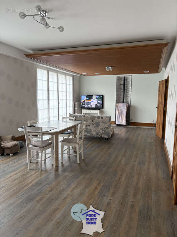 Maison à AMBRIERES-LES-VALLEES