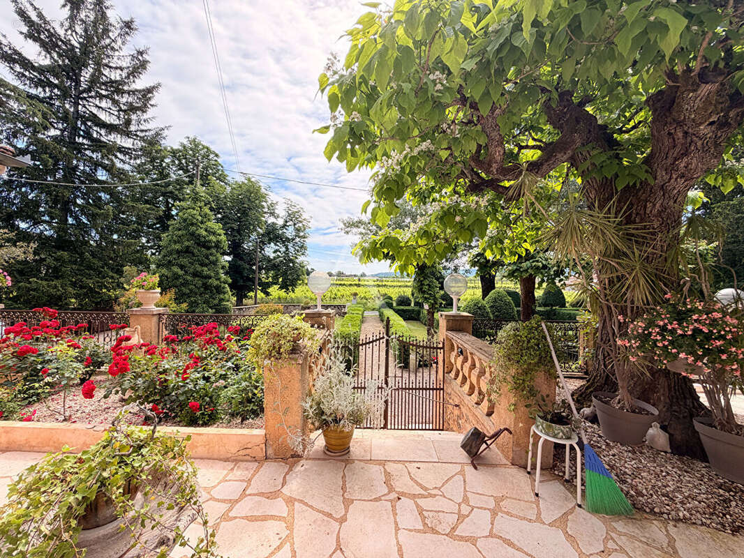 Maison  en pierre de194 m2 et granges - photo 4