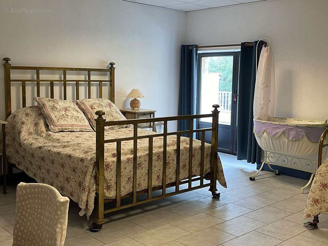 Une maison pleine de vie et de possibilités avec piscine et 2 hectares et demi et ... 9 chambres ! - photo 6