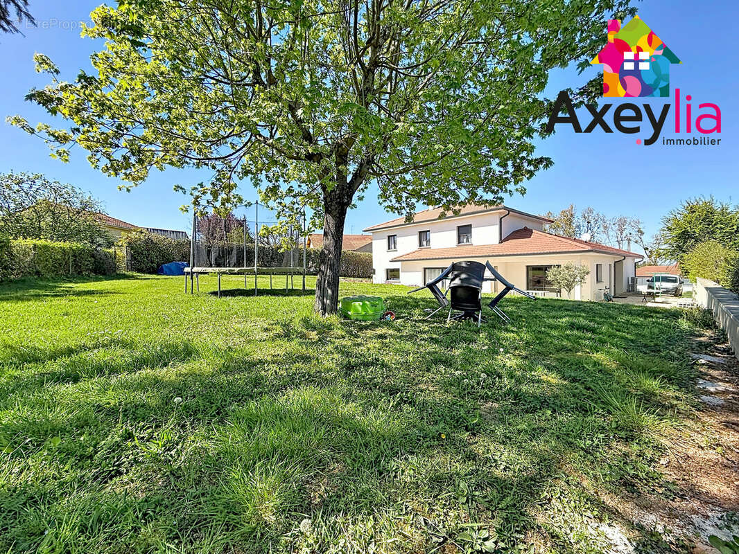 Maison à COMMELLE-VERNAY