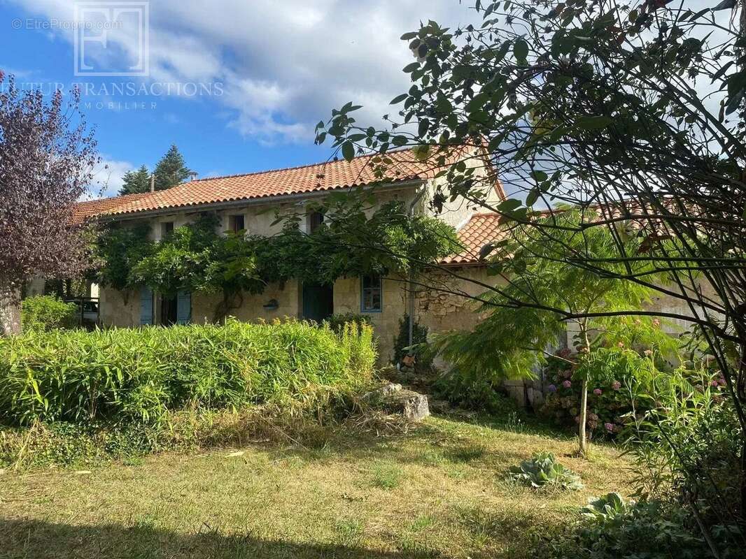 Maison à SAINT-FRONT-LA-RIVIERE