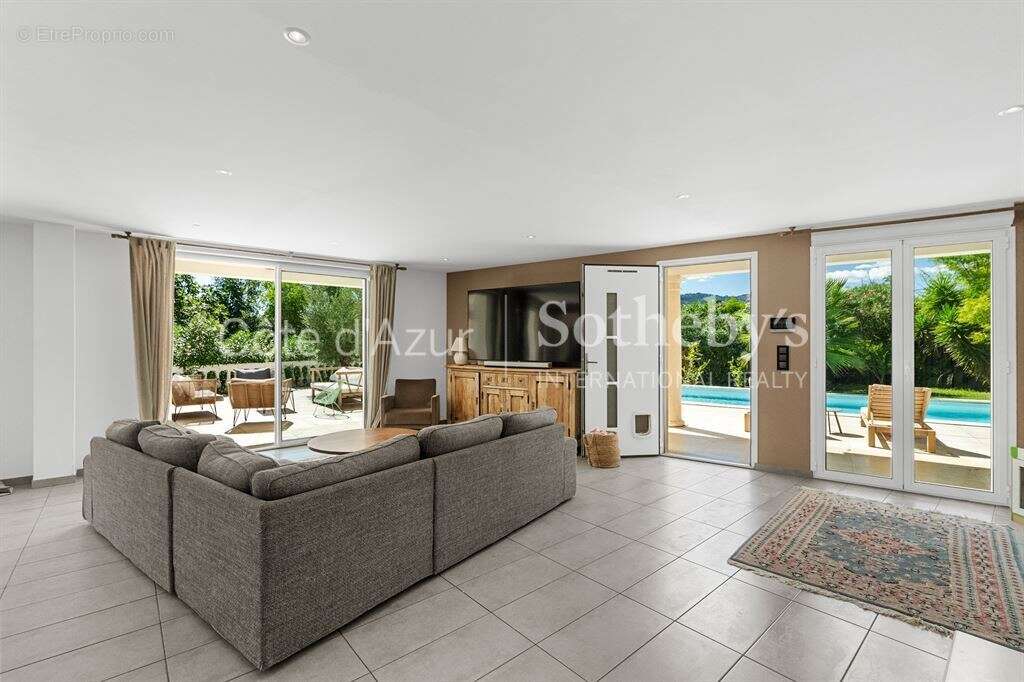 Maison à LA ROQUETTE-SUR-SIAGNE