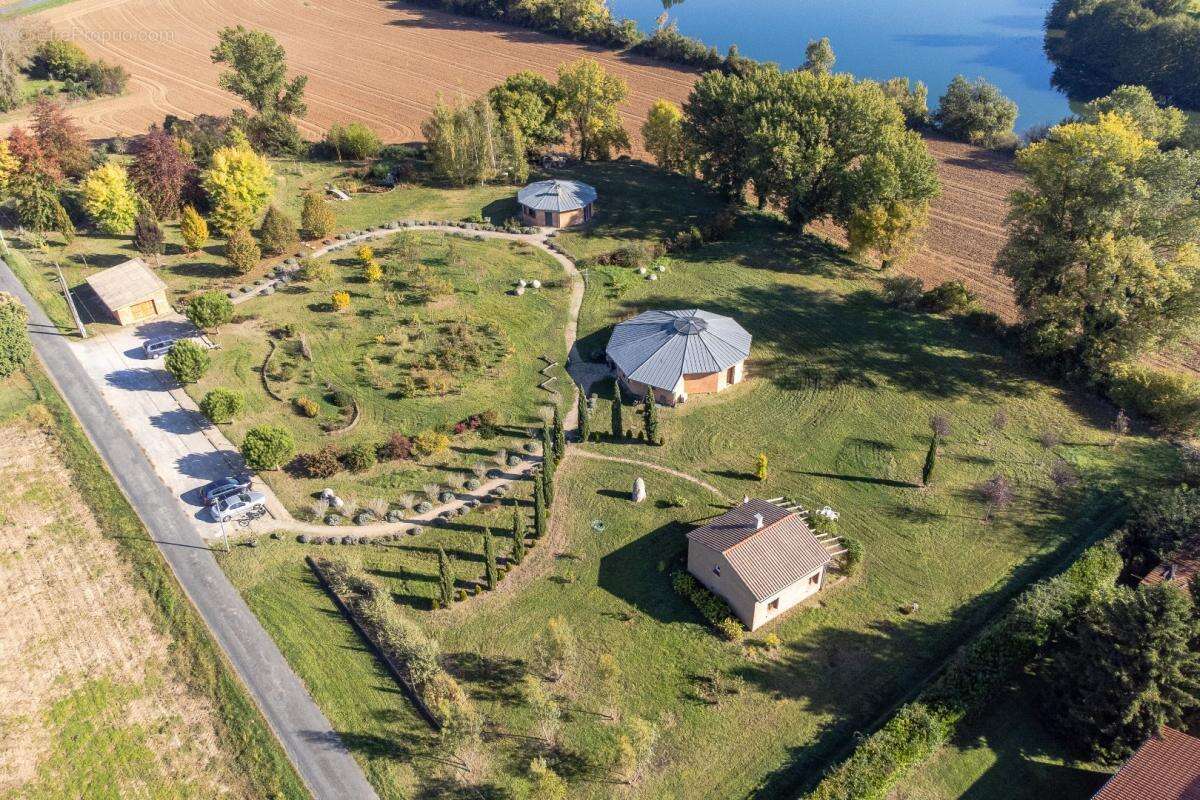 Commerce à CASTELNAU-DE-LEVIS