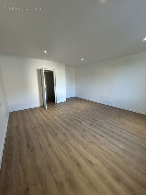 Maison rénovée en 2026 centre ville Louroux Béconnais - photo 5