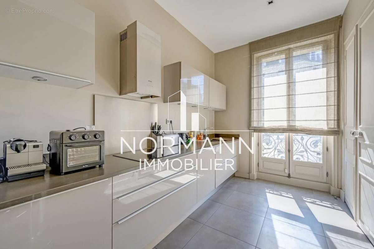 Appartement à PARIS-8E
