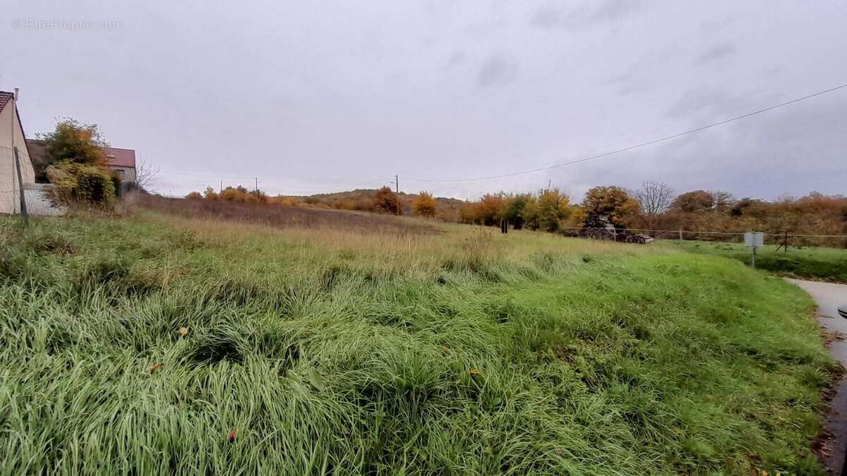 Terrain 873 m² à Armeau  - photo 3