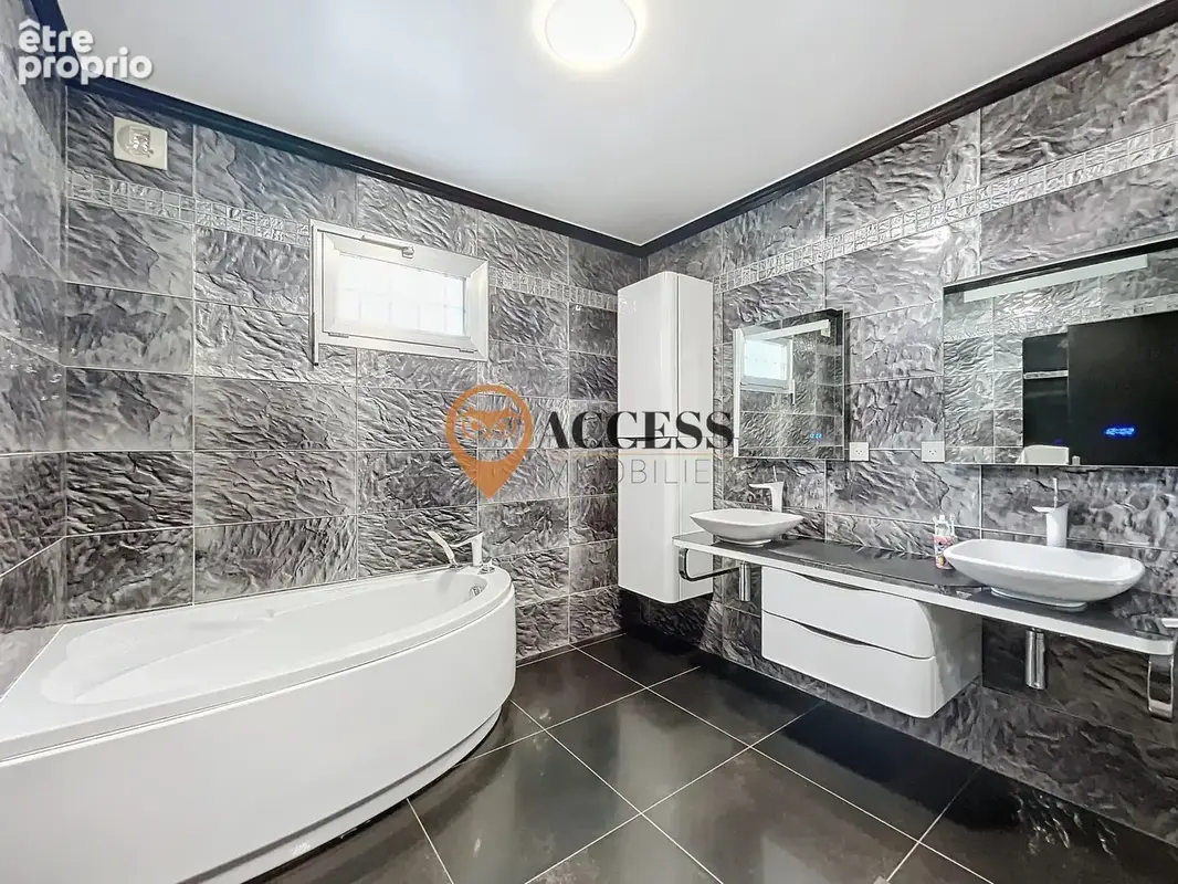 GROSLAY - Maison familiale édifiée sur 1070m2 de terrain ! - photo 7