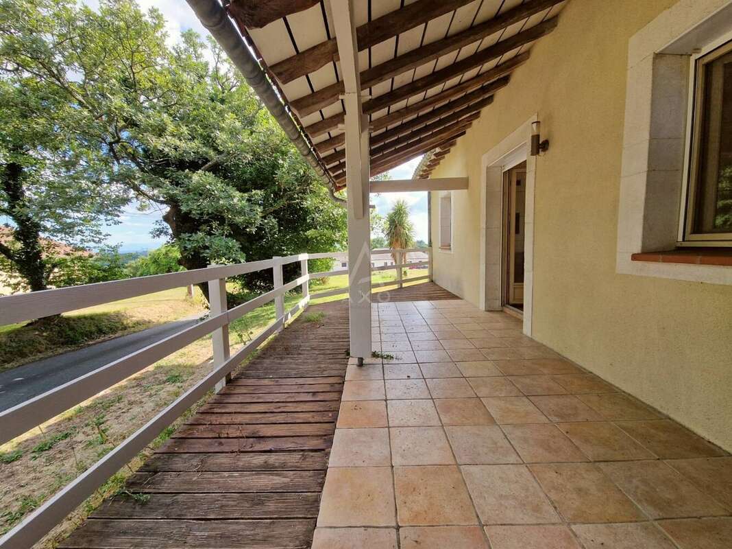 Maison béarnaise de caractère  150 m² habitables + combles aménageables  Fort potentiel  Proche Orthez - photo 2