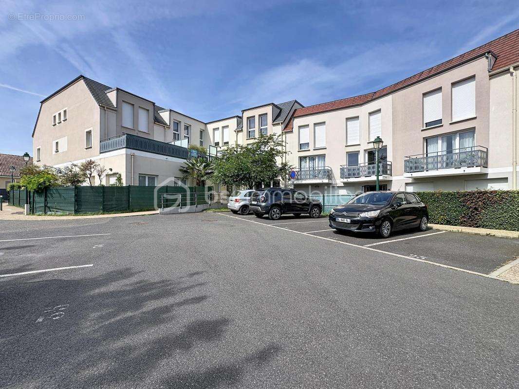 Appartement à THIVERVAL-GRIGNON