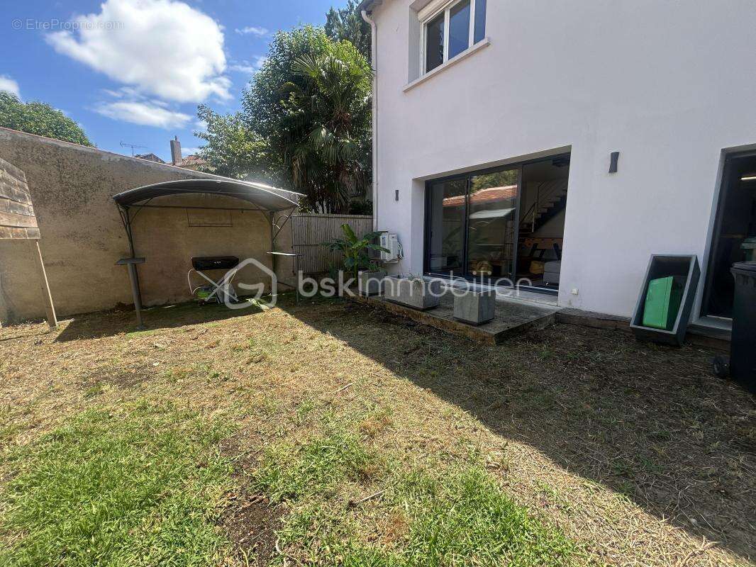 Jolie maison-centre ville -5 chambres - dont studio - grands garages - photo 10