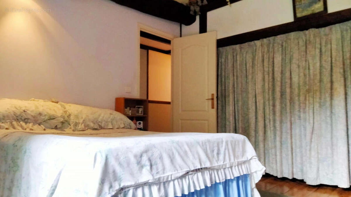 CHAMBRE - Maison à SAINT-CIERS-SUR-BONNIEURE