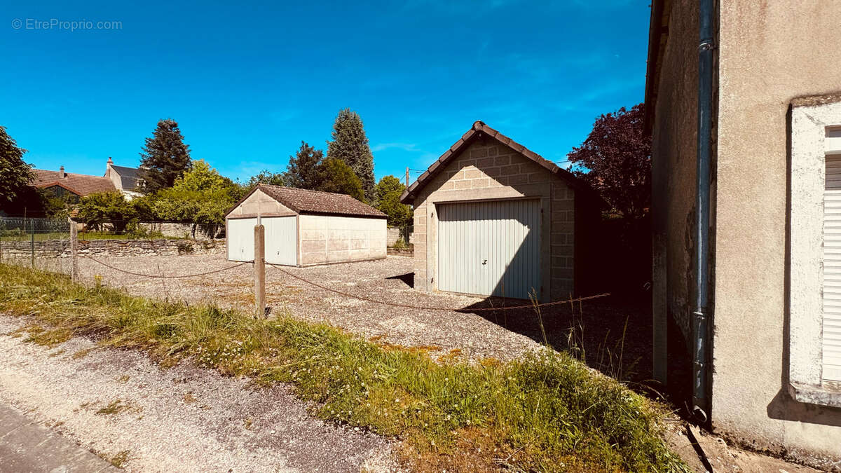 Parking à MAILLY-LE-CHATEAU