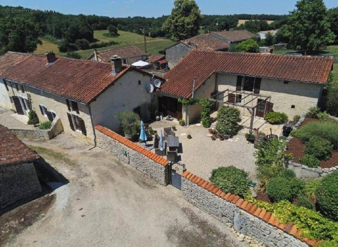 Maison à NANTEUIL-EN-VALLEE