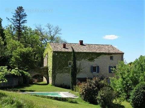 Commerce à LA TOUR-D&#039;AIGUES