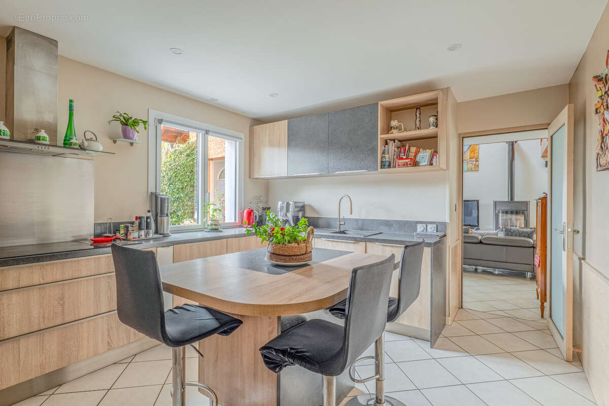 Maison à LA TOUR-DE-SALVAGNY