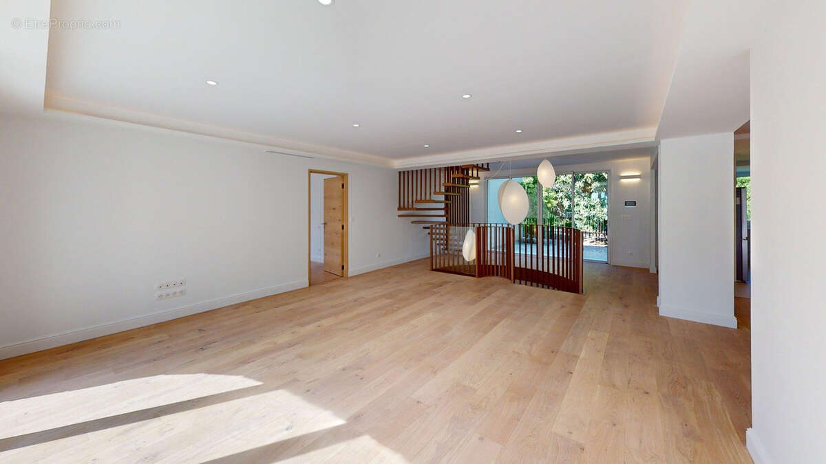 Maison à SAINT-CLEMENT-DE-RIVIERE