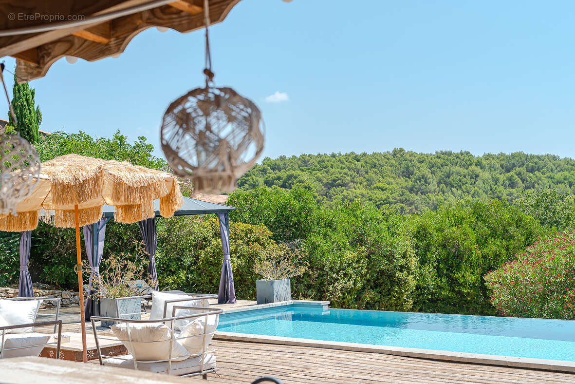 Roquefort-la-Bédoule   Maison de plain-pied sur un terrain de 2 832 m2 avec piscine et dépendances - photo 2